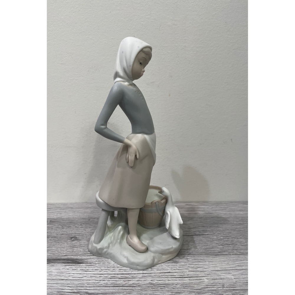 Lladro Milkmaid Girl with Milk Pail and Goose Figurine‎ 4682 Matte 1970